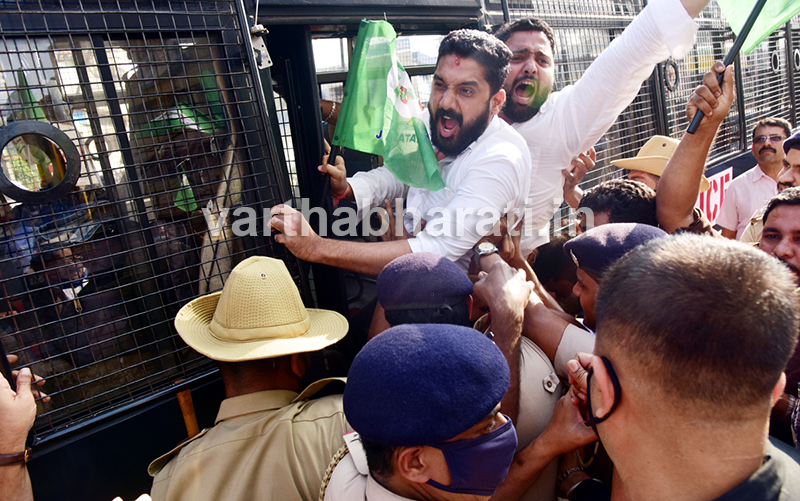 ಬಿಜೆಪಿಯಿಂದ ಜಗದೀಶ್ ಅಧಿಕಾರಿ ಉಚ್ಚಾಟನೆಗೆ ಆಗ್ರಹಿಸಿ ಧರಣಿ: ಜೆಡಿಎಸ್ ಕಾರ್ಯಕರ್ತರು ಪೊಲೀಸ್ ವಶಕ್ಕೆ