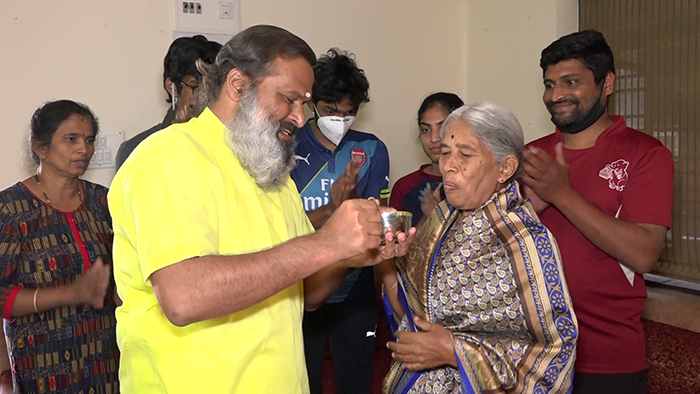 ಮಡಿಕೇರಿಯಲ್ಲಿ ತನ್ನ ತಾಯಿಯ ಜನ್ಮದಿನದ ಸಂಭ್ರಮದಲ್ಲಿ ಆಧುನಿಕ ಶ್ರವಣಕುಮಾರ