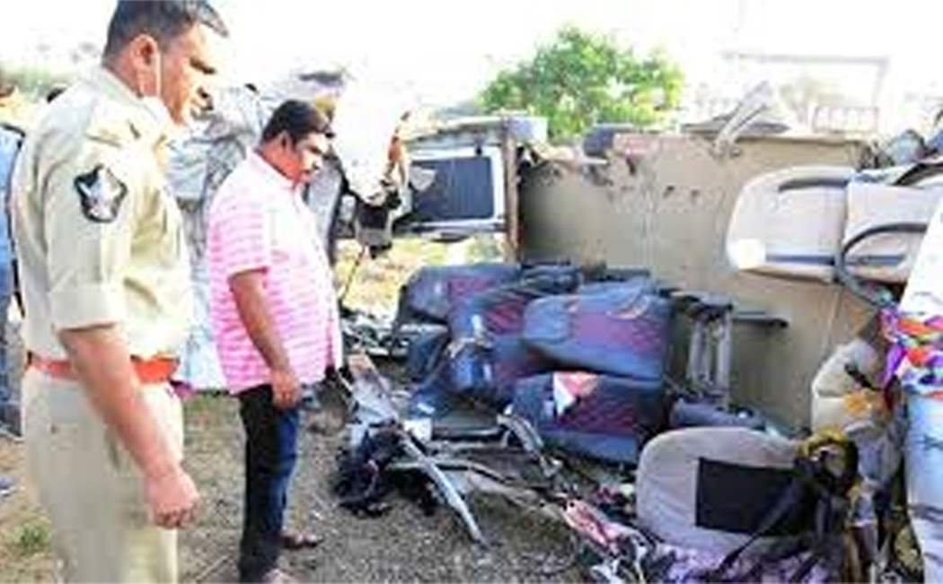 ಆಂಧ್ರಪ್ರದೇಶ: ಬಸ್ ಅಪಘಾತ, 14 ಮಂದಿ ಮೃತ್ಯು