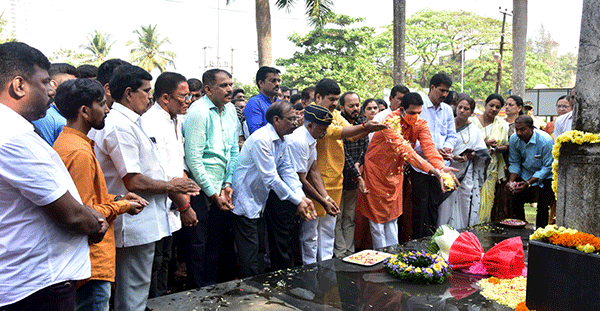 ಮಂಗಳೂರು: ಪುಲ್ವಾಮ ಹುತಾತ್ಮ ಸೈನಿಕರಿಗೆ ಬಿಜೆಪಿಯಿಂದ ಗೌರವಾರ್ಪಣೆ