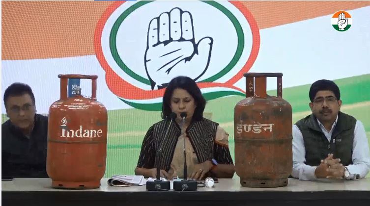 ತೈಲ ಬೆಲೆಯೇರಿಕೆ: ಮೇಜಿನ ಮೇಲೆ ಗ್ಯಾಸ್‌ ಸಿಲಿಂಡರ್‌ ಗಳನ್ನಿಟ್ಟು ಪತ್ರಿಕಾಗೋಷ್ಠಿ ನಡೆಸಿದ ಕಾಂಗ್ರೆಸ್‌