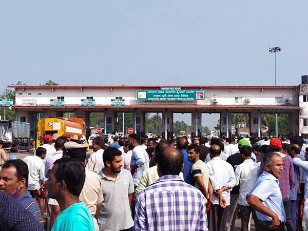 ಫಾಸ್ಟ್ಯಾಗ್ ಕಡ್ಡಾಯ: ಸಾಸ್ತಾನ ಟೋಲ್ ಗೇಟ್ ವಿರುದ್ಧ ಸ್ಥಳೀಯರ ಪ್ರತಿಭಟನೆ