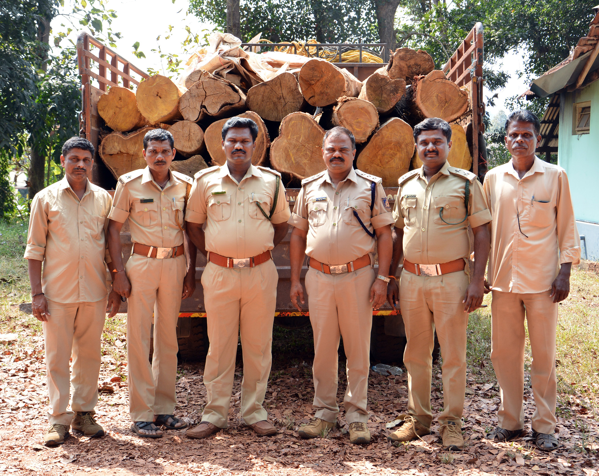 ಅಕ್ರಮ ಮರ ಸಾಗಾಟ : 5 ಲಕ್ಷ ರೂ. ಮೌಲ್ಯದ ಸೊತ್ತು ವಶ