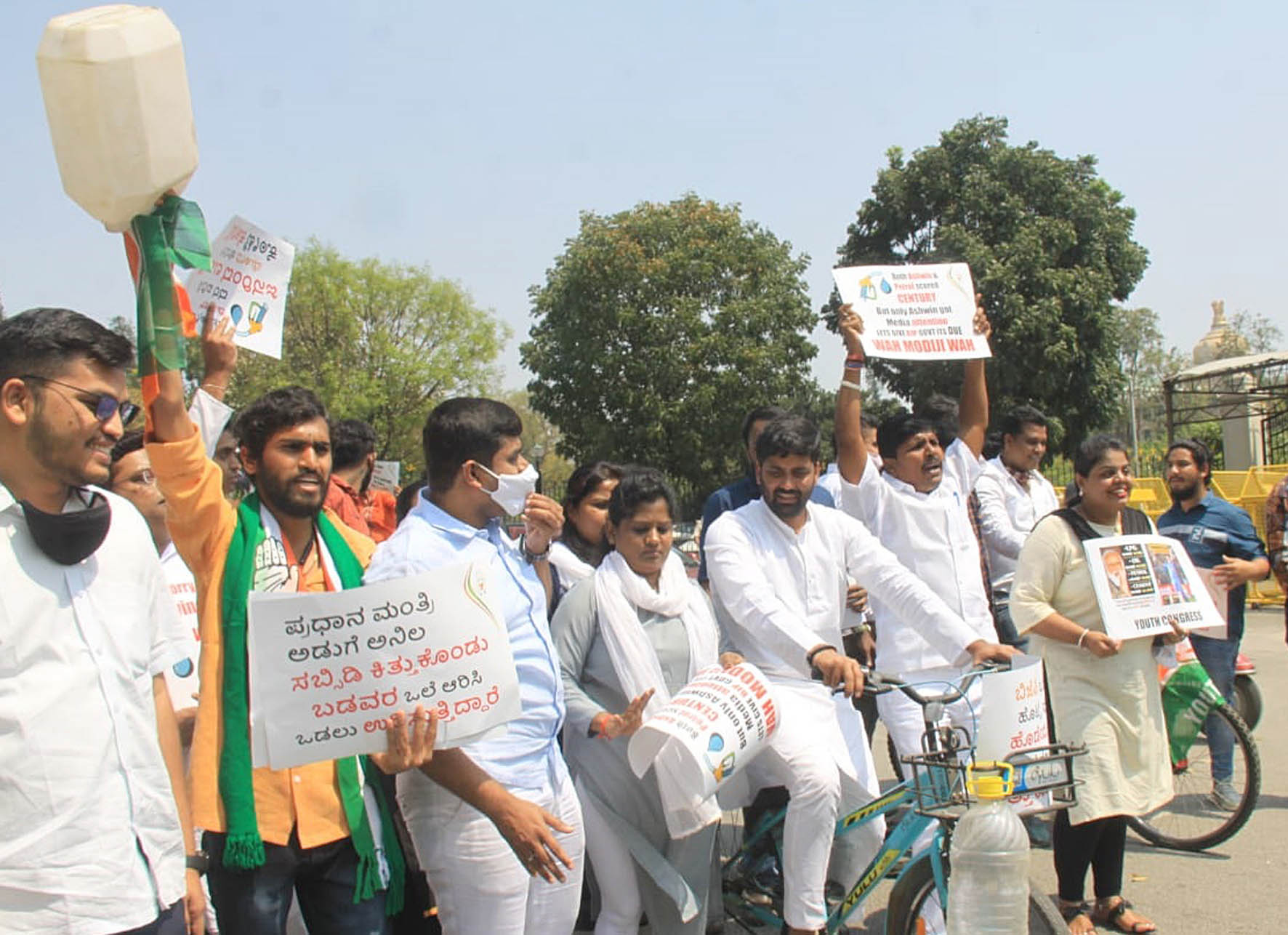 ಪೆಟ್ರೋಲ್, ಡೀಸೆಲ್ ದರ ಏರಿಕೆ: ಕೇಂದ್ರ ಸರಕಾರದ ವಿರುದ್ಧ ಬೀದಿಗಿಳಿದ ಯುವ ಕಾಂಗ್ರೆಸ್