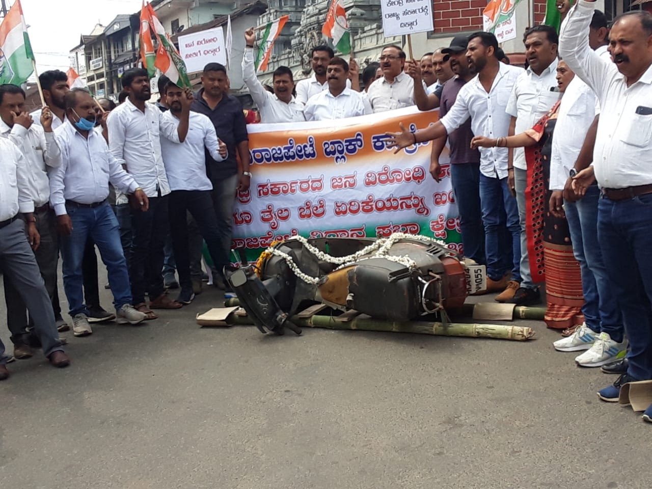 ವಿರಾಜಪೇಟೆ: ಬೆಲೆ ಏರಿಕೆ ಖಂಡಿಸಿ ಕಾಂಗ್ರೆಸ್ ಪ್ರತಿಭಟನೆ; ಅಣುಕು ಶವಯಾತ್ರೆ