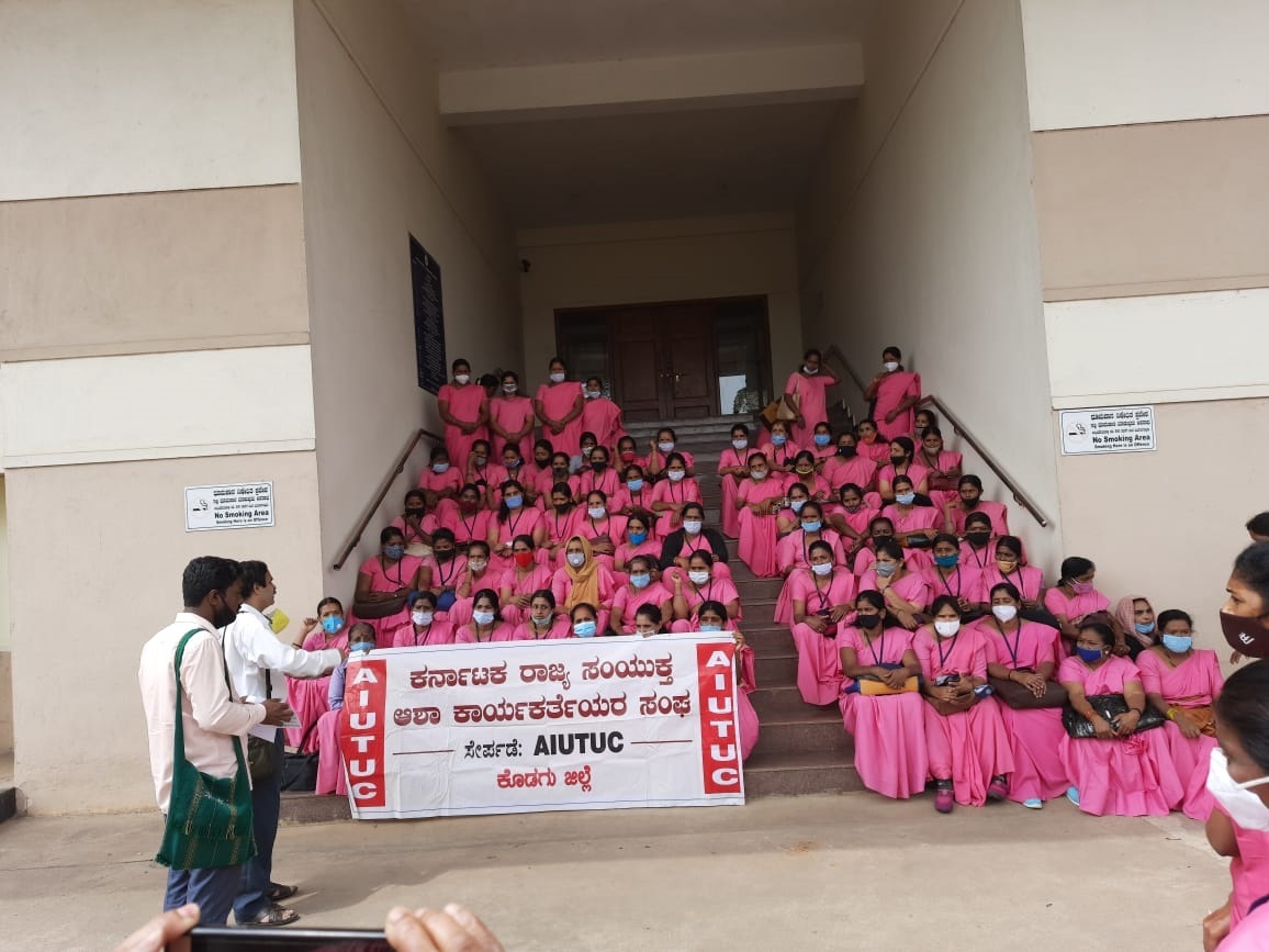 ಬಿಡುಗಡೆಯಾಗದ ಗೌರವಧನ: ಮಡಿಕೇರಿಯಲ್ಲಿ ಆಶಾ ಕಾರ್ಯಕರ್ತೆಯರ ಪ್ರತಿಭಟನೆ