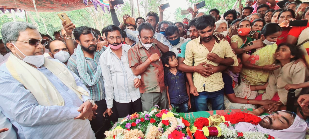 ಸಿದ್ದರಾಮಯ್ಯ, ನಟ ಯಶ್ ನನ್ನ ಅಂತ್ಯಕ್ರಿಯೆಗೆ ಬರಬೇಕೆಂದು ಡೆತ್ ನೋಟ್ ಬರೆದಿಟ್ಟು ಯುವಕ ಆತ್ಮಹತ್ಯೆ