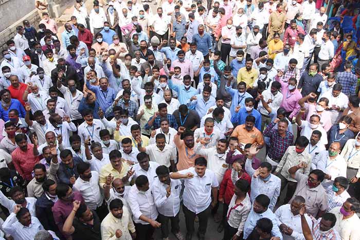 ರಾಜ್ಯ ಸರಕಾರದ ವಿರುದ್ಧ ಬೀದಿಗಿಳಿದ ಬಿಬಿಎಂಪಿ ಸಿಬ್ಬಂದಿ, ಅಧಿಕಾರಿಗಳು: ಸಾಮೂಹಿಕ ರಜೆ ಹಾಕಿ ಪ್ರತಿಭಟನೆ