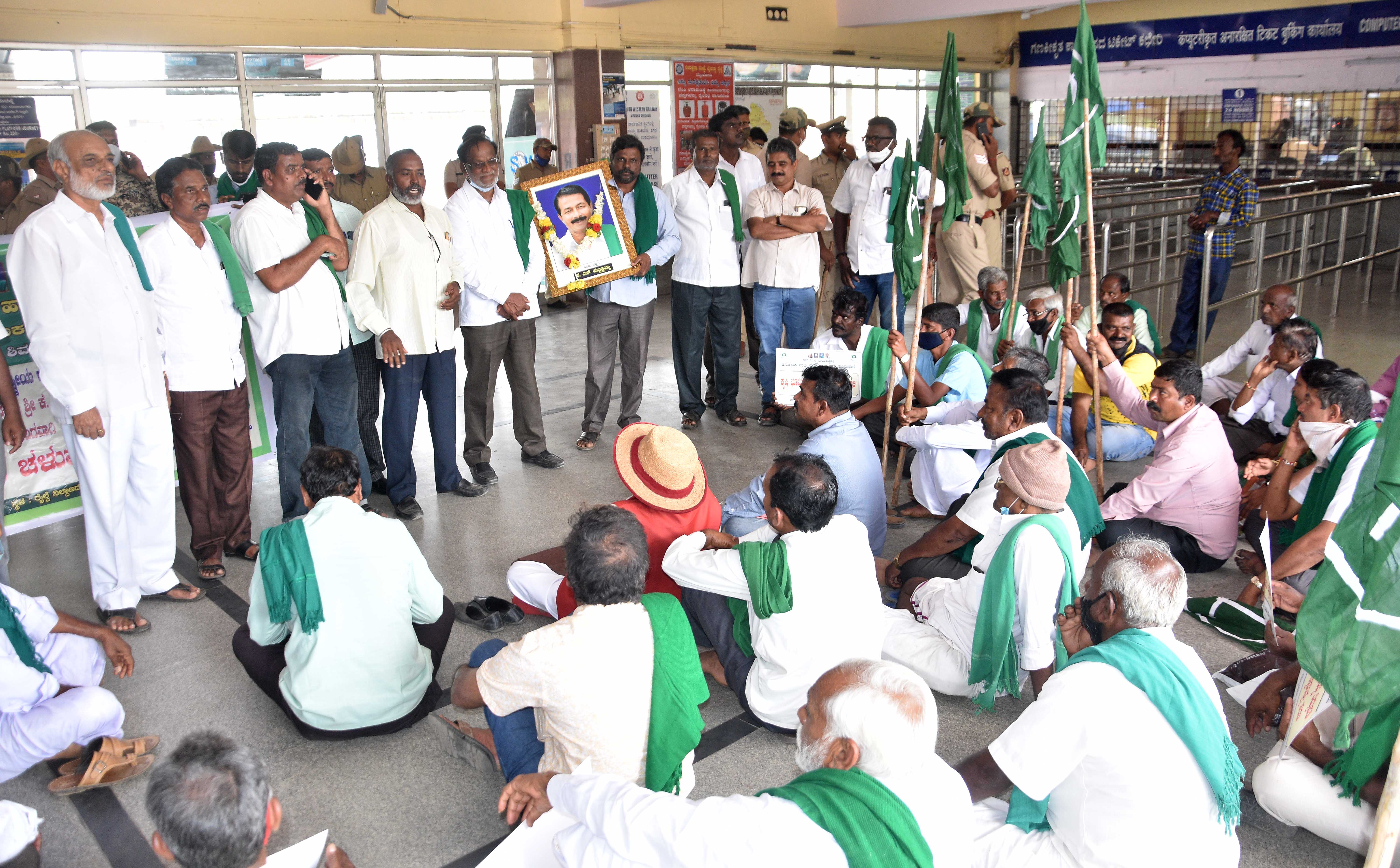 ಶಿವಮೊಗ್ಗದಲ್ಲಿ ರೈಲ್ ರೋಕೋ ಚಳವಳಿ: ಸರ್ಕಾರಗಳ ವಿರುದ್ಧ ಘೋಷಣೆ ಕೂಗಿದ ಅನ್ನದಾತರು