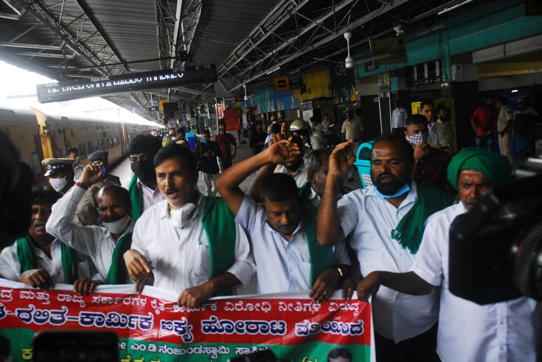 ಕೇಂದ್ರದ ಕೃಷಿ ಕಾಯ್ದೆ ವಿರೋಧಿಸಿ ರಾಜ್ಯದೆಲ್ಲೆಡೆ ರೈತರಿಂದ ರೈಲು ತಡೆ ಚಳವಳಿ