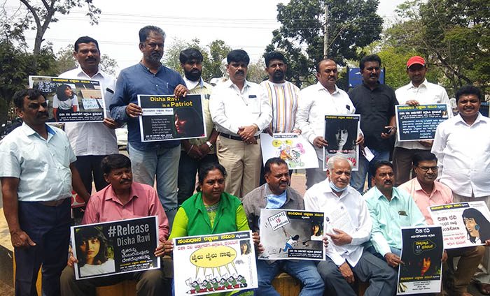 ದಿಶಾ ರವಿ ಬಂಧನ ಖಂಡಿಸಿ ಮೈಸೂರಿನಲ್ಲಿ ವಿವಿಧ ಸಂಘಟನೆಗಳಿಂದ ಮೌನ ಪ್ರತಿಭಟನೆ