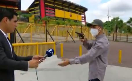 ನೇರಪ್ರಸಾರದ ವೇಳೆ ವರದಿಗಾರನನ್ನು ದರೋಡೆ ಮಾಡಿದ ವ್ಯಕ್ತಿ!