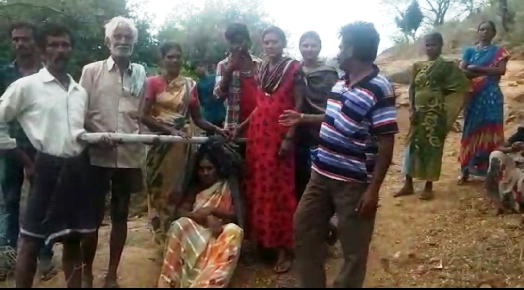 ಅಸಮರ್ಪಕ ರಸ್ತೆ: ಅಸ್ವಸ್ಥ ಮಹಿಳೆಯನ್ನು ಡೋಲಿಯಲ್ಲಿ ಹೊತ್ತೊಯ್ದ ಗ್ರಾಮಸ್ಥರು