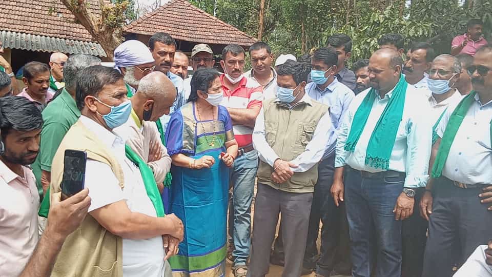 ಅರಣ್ಯ ಇಲಾಖೆ ವಿರುದ್ಧ ಅಸಮಾಧಾನ ಸ್ಫೋಟ: ಶ್ರೀಮಂಗಲ ಬಂದ್, ಶವವಿಟ್ಟು ಪ್ರತಿಭಟನೆ