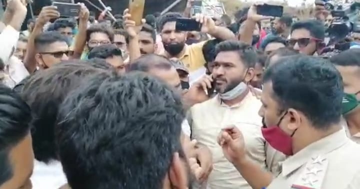 ಕೇರಳ ಗಡಿಯಲ್ಲಿ ಕರ್ನಾಟಕ ಪ್ರವೇಶಕ್ಕೆ ನಿರ್ಬಂಧ: ನಾಗರಿಕರಿಂದ ಪ್ರತಿಭಟನೆ