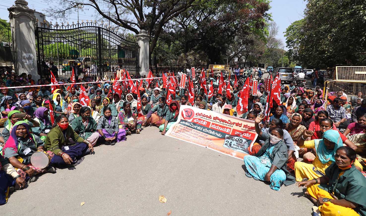 ವಿವಿಧ ಬೇಡಿಕೆಗಳ ಈಡೇರಿಕೆಗೆ ಪಟ್ಟು: ಬಿಬಿಎಂಪಿ ಕೇಂದ್ರ ಕಚೇರಿ ಮುಂಭಾಗ ಪೌರಕಾರ್ಮಿಕರ ಪ್ರತಿಭಟನೆ