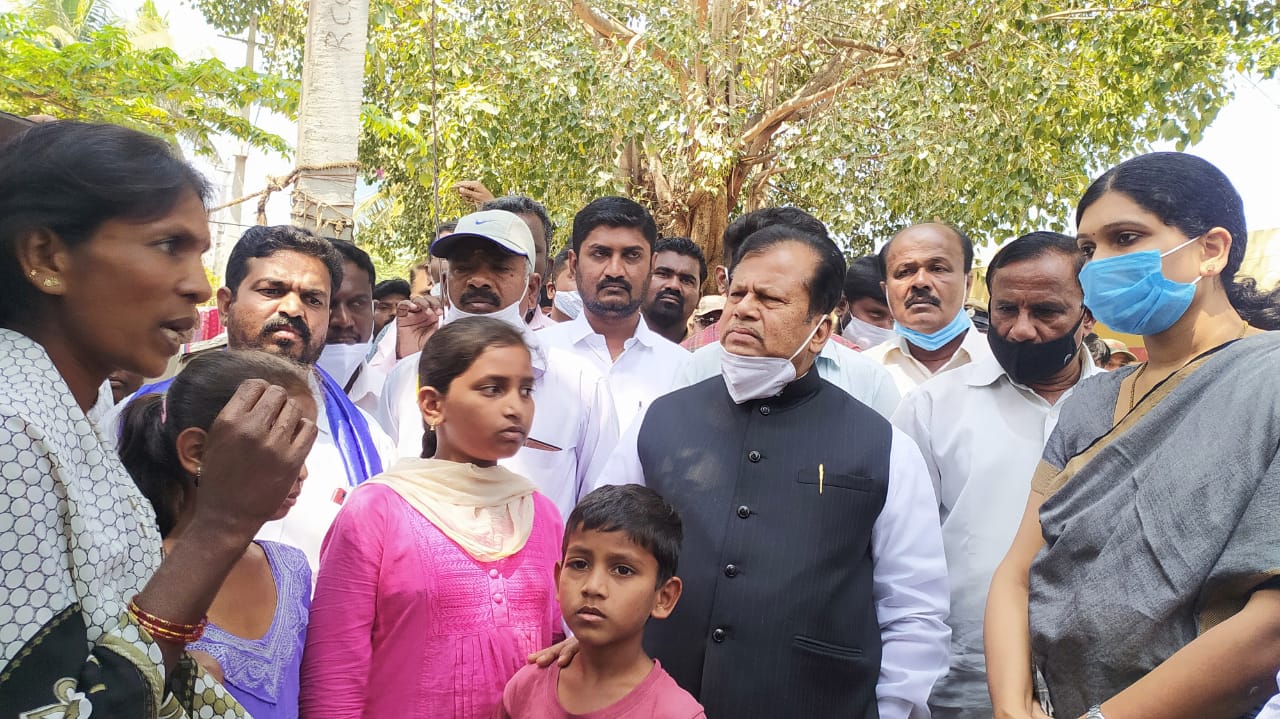 ಪೌರಕಾರ್ಮಿಕ ನಾರಾಯಣ್ ಕುಟುಂಬಕ್ಕೆ ಎಂ.ಶಿವಣ್ಣ ಸಾಂತ್ವನ: ತಪ್ಪಿತಸ್ಥ ಅಧಿಕಾರಿಗಳ ವಿರುದ್ಧ ತನಿಖೆಗೆ ಆದೇಶ