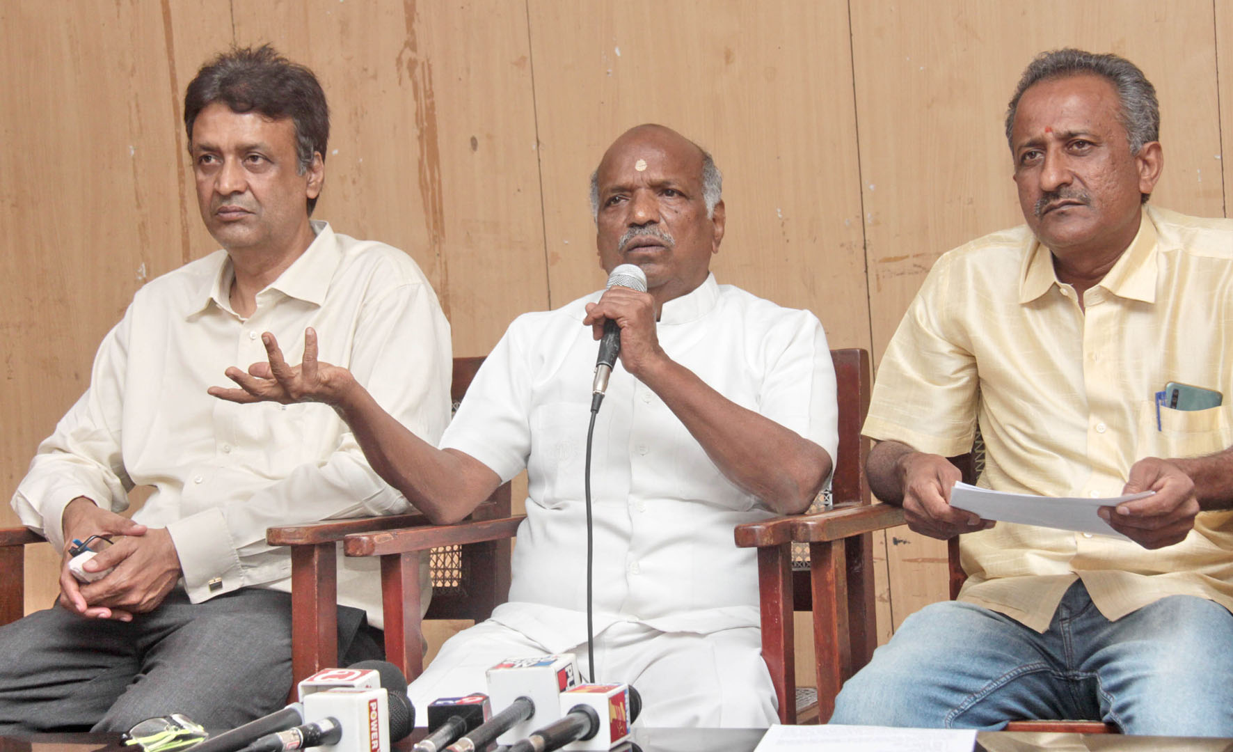 ಡೀಸೆಲ್, ಟೋಲ್, ವಿಮೆ ದರ ಕಡಿಮೆಯಾಗದಿದ್ದರೆ ಮಾ.15ರಿಂದ ವಾಹನ ಸಂಚಾರ ಸ್ಥಗಿತ: ಷಣ್ಮುಗಪ್ಪ ಎಚ್ಚರಿಕೆ