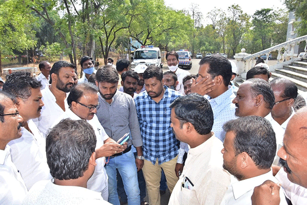ಕಲಬುರಗಿ: ಖಾಸಗಿ ಶಿಕ್ಷಣ ಸಂಸ್ಥೆಗಳ ಒಕ್ಕೂಟದ ಧರಣಿಯಲ್ಲಿ ಆತ್ಮಹತ್ಯೆಗೆ ಯತ್ನಿಸಿದ ಸಿಬ್ಬಂದಿ