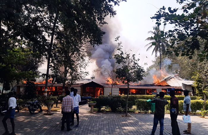 ಗಾರ್ಡನ್ ಟೆನಿಸ್ ಕ್ಲಬ್‌ನಲ್ಲಿ ಆಕಸ್ಮಿಕ ಬೆಂಕಿ: ಪೀಠೋಪಕರಣ ಭಸ್ಮ, ಅಪಾರ ಪ್ರಮಾಣದ ಆಸ್ತಿ ನಷ್ಟ