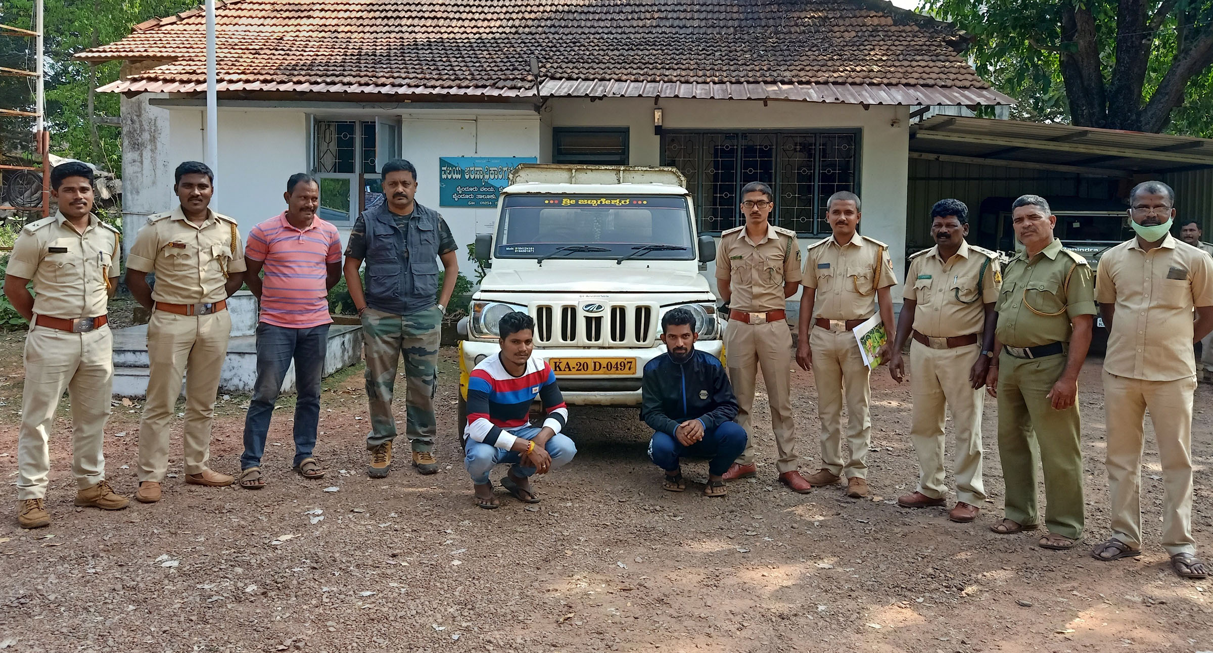 ಮೀಸಲು ಅರಣ್ಯದಲ್ಲಿ ಮರ ಕಡಿದು ಸಾಗಾಟ: ಇಬ್ಬರ ಬಂಧನ