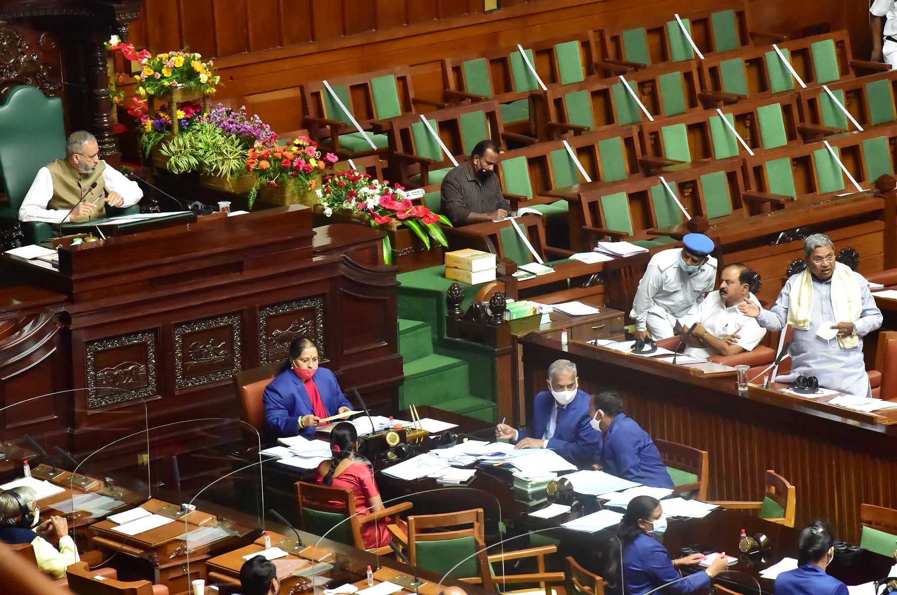 ನೀನು ಇಲ್ಲೇ ಇರ್ತೀಯೋ ನಮ್ಮ ಜೊತೆಗೆ ಬರ್ತೀಯೋ..!