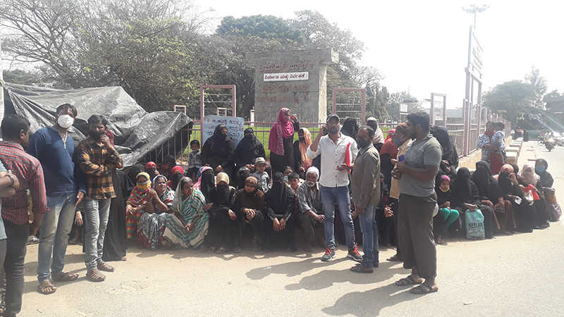 ನಿವೇಶನ ಕಲ್ಪಿಸಲು ಆಗ್ರಹಿಸಿ ಇಂದಿರಾಗಾಂಧಿ ಬಡಾವಣೆ ನಿವಾಸಿಗಳಿಂದ ಧರಣಿ