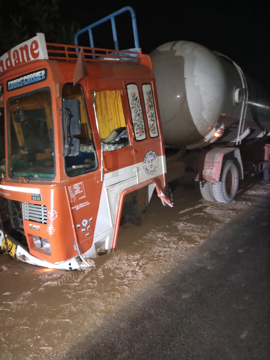 ಕಲ್ಲಡ್ಕ : ಅನಿಲ ಟ್ಯಾಂಕರ್ - ಕಂಟೈನರ್ ಮುಖಾಮುಖಿ ಢಿಕ್ಕಿ; ಆತಂಕದ ವಾತಾವರಣ