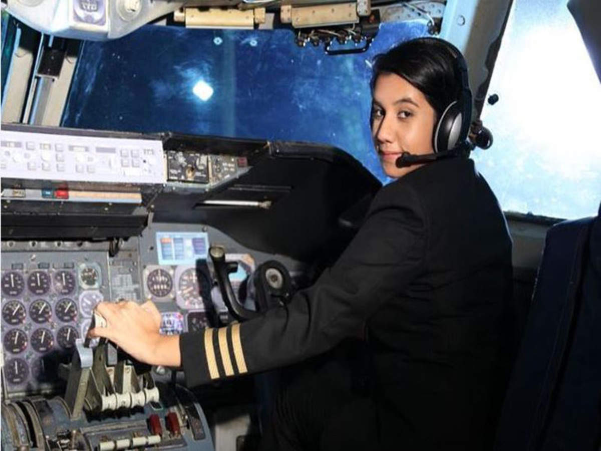 ಅತೀ ಕಿರಿಯ ಮಹಿಳಾ ಪೈಲಟ್ ಹೆಗ್ಗಳಿಕೆಗೆ ಪಾತ್ರರಾದ ಕಾಶ್ಮೀರದ ಆಯಿಷಾ ಅಝೀಝ್