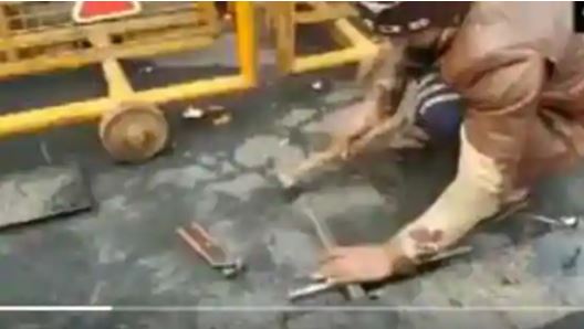 ಗಾಝಿಪುರ್ ಗಡಿಯಲ್ಲಿ ನೆಟ್ಟಿದ್ದ ಮುಳ್ಳುಗಳನ್ನು ತೆರವುಗೊಳಿಸುತ್ತಿರುವ ಪೊಲೀಸರು ಹೇಳಿದ್ದೇನು?