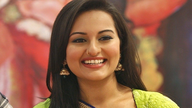 ದೇಶದಲ್ಲಿ ರೈತರ ಮೇಲೆ ನಡೆಯುತ್ತಿರುವ ದೌರ್ಜನ್ಯಗಳ ವಿರುದ್ಧ ಎದ್ದೇಳಿ: ನಟಿ ಸೋನಾಕ್ಷಿ ಸಿನ್ಹಾ