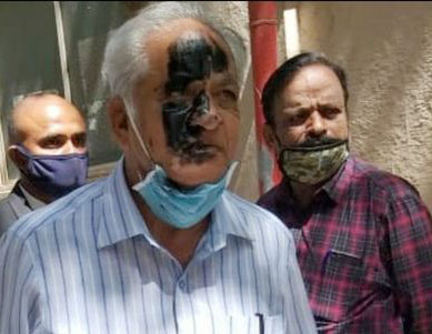 ಕೋರ್ಟ್ ಆವರಣದಲ್ಲಿ ಸಾಹಿತಿ ಕೆ.ಎಸ್.ಭಗವಾನ್ ಮುಖಕ್ಕೆ ಮಸಿ ಬಳಿದ ವಕೀಲೆ