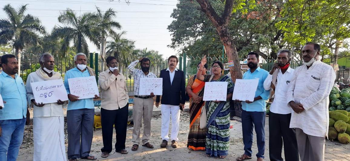 ಮಸಿ ಬಳಿದ ಕೃತ್ಯ ಖಂಡಿಸಿ ಪ್ರಗತಿಪರ ಸಂಘಟನೆಗಳ ಪ್ರತಿಭಟನೆ: ವಕೀಲೆಯ ಬಂಧನಕ್ಕೆ ಆಗ್ರಹ