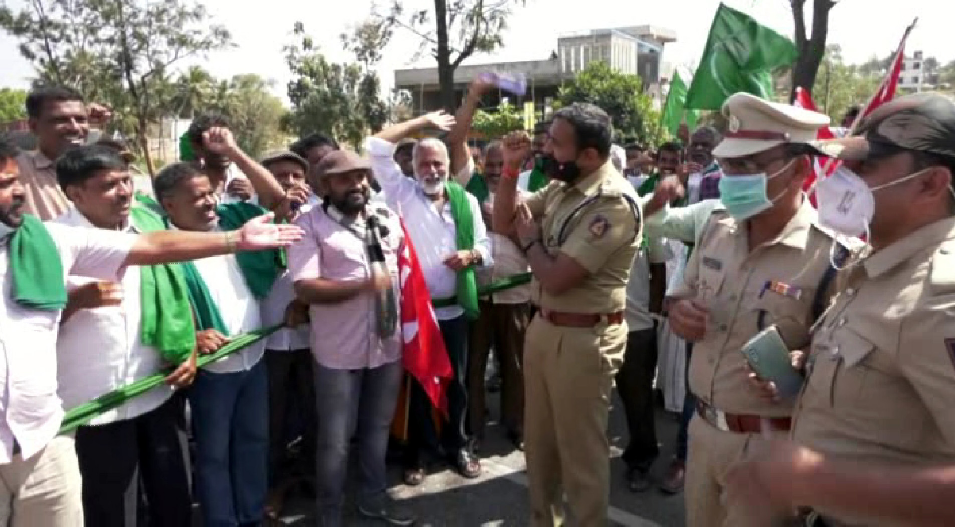 ಕೃಷಿ ಕಾಯ್ದೆ ವಿರೋಧಿಸಿ ಪ್ರತಿಭಟನೆ: ಅನ್ನದಾತರಿಗೆ ಜೈಕಾರ ಹಾಕಿದ ಎಸ್ಪಿ ಶ್ರೀನಿವಾಸ್ ಗೌಡ