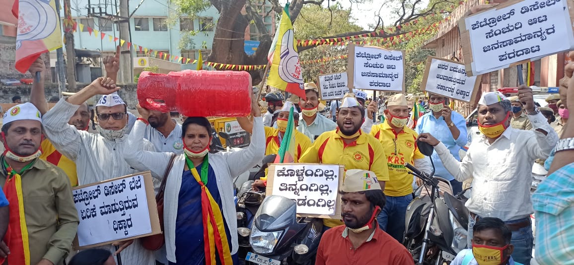 ಪೆಟ್ರೋಲ್, ಗ್ಯಾಸ್ ಬೆಲೆ ಏರಿಕೆ ಖಂಡಿಸಿ ಬೈಕ್, ಆಟೋ ತಳ್ಳಿ ವಿನೂತನ ಪ್ರತಿಭಟನೆ
