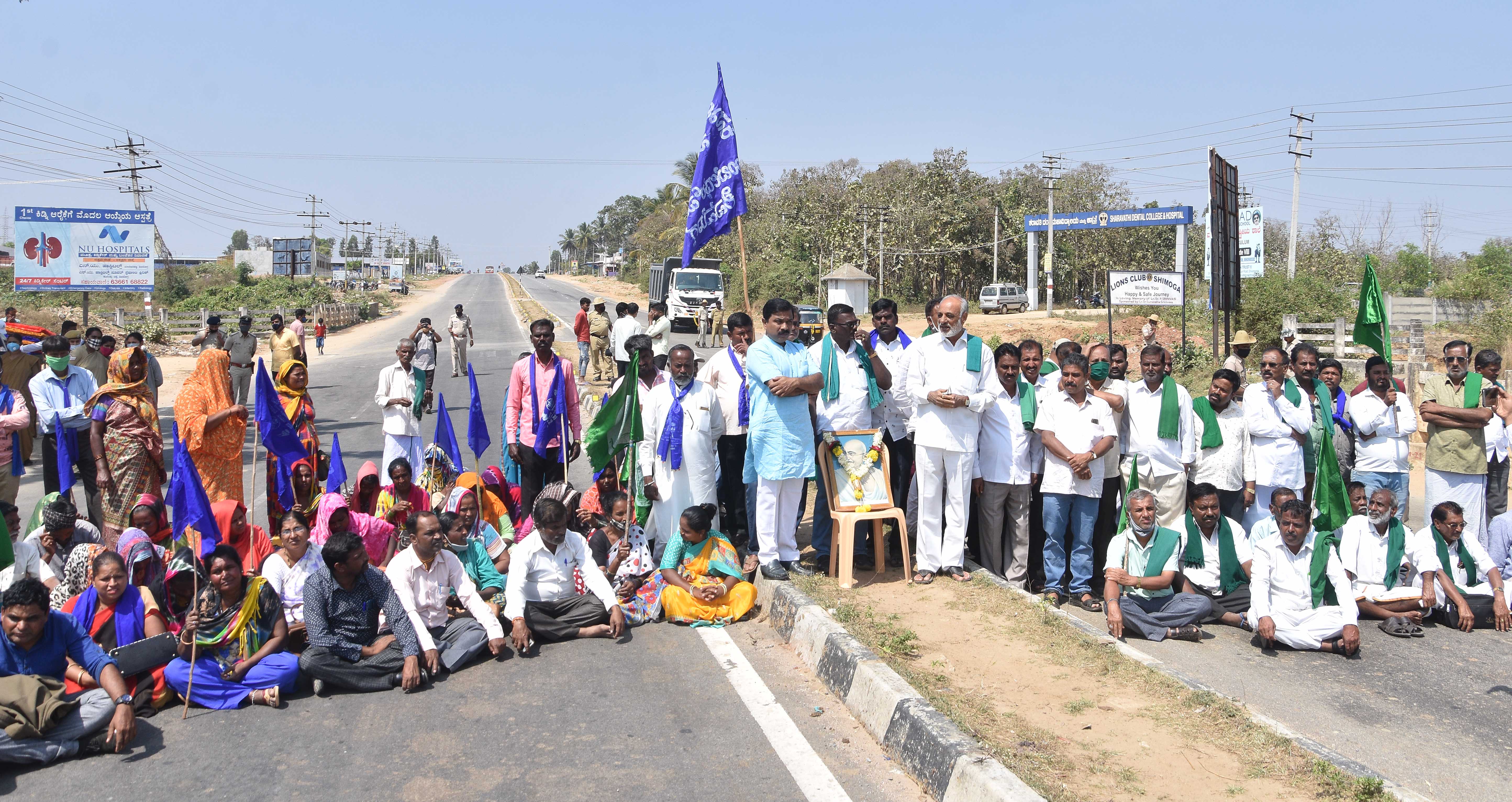 ದಿಲ್ಲಿ ರೈತರ ಚಳವಳಿ ಬೆಂಬಲಿಸಿ ಶಿವಮೊಗ್ಗದಲ್ಲಿ ಹೆದ್ದಾರಿ ತಡೆದು ರೈತರ ಪ್ರತಿಭಟನೆ