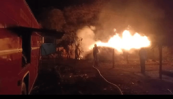 ಹನೂರು: ಆಕಸ್ಮಿಕ ಬೆಂಕಿಗೆ ಜೋಳದ ಬಣವೆ ಭಸ್ಮ