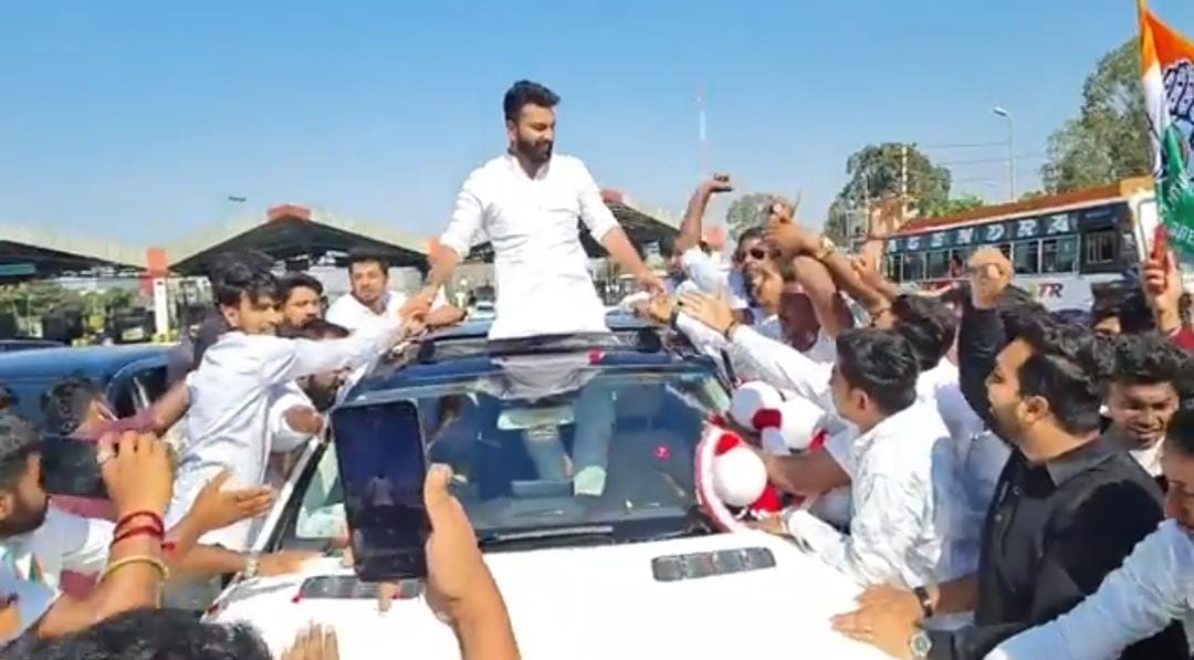 ದಿಲ್ಲಿಯಿಂದ ರಾಜ್ಯಕ್ಕೆ ಆಗಮಿಸಿದ ಮುಹಮ್ಮದ್ ನಲಪಾಡ್‍ಗೆ ಬೆಂಬಲಿಗರಿಂದ ಅದ್ದೂರಿ ಸ್ವಾಗತ