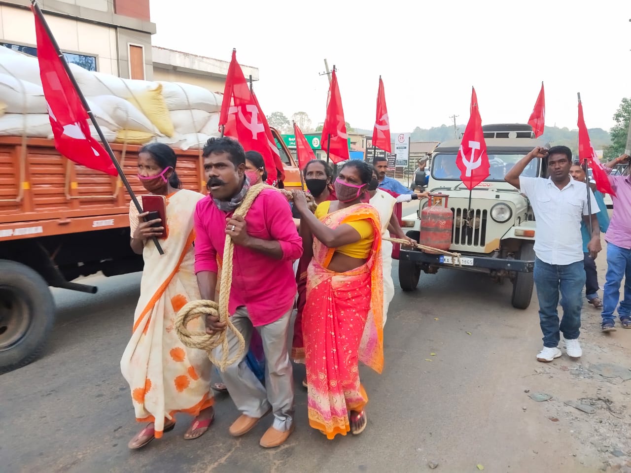 ಬೆಲೆ ಏರಿಕೆ ಖಂಡಿಸಿ ಹಗ್ಗ ಕಟ್ಟಿ ಜೀಪು ಎಳೆದರು, ಆಟೋರಿಕ್ಷಾ ತಳ್ಳಿದರು !