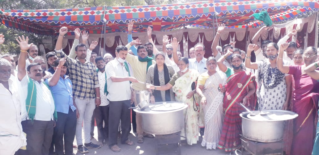 ಗ್ರೀನ್ ಬಡ್ಸ್ ಆಗ್ರೋ ಕಂಪನಿ ವಿರುದ್ಧ ಠೇವಣಿದಾರರಿಂದ ಅಹೋರಾತ್ರಿ ಧರಣಿ