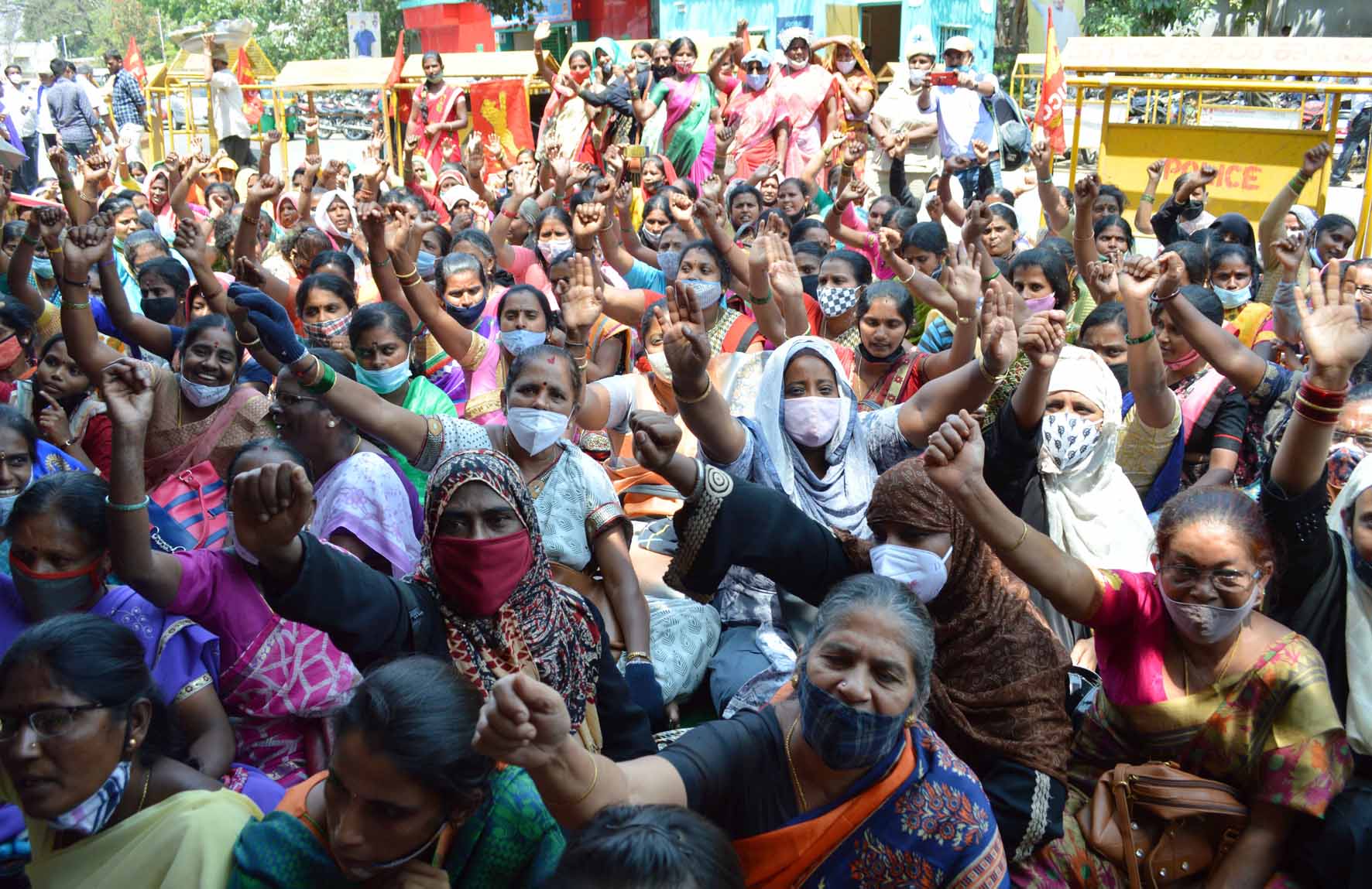 ಬೆಂಗಳೂರು: ವೇತನ ಹೆಚ್ಚಳಕ್ಕೆ ಆಗ್ರಹಿಸಿ ಅಂಗನವಾಡಿ ಕಾರ್ಯಕರ್ತೆಯರ ಧರಣಿ