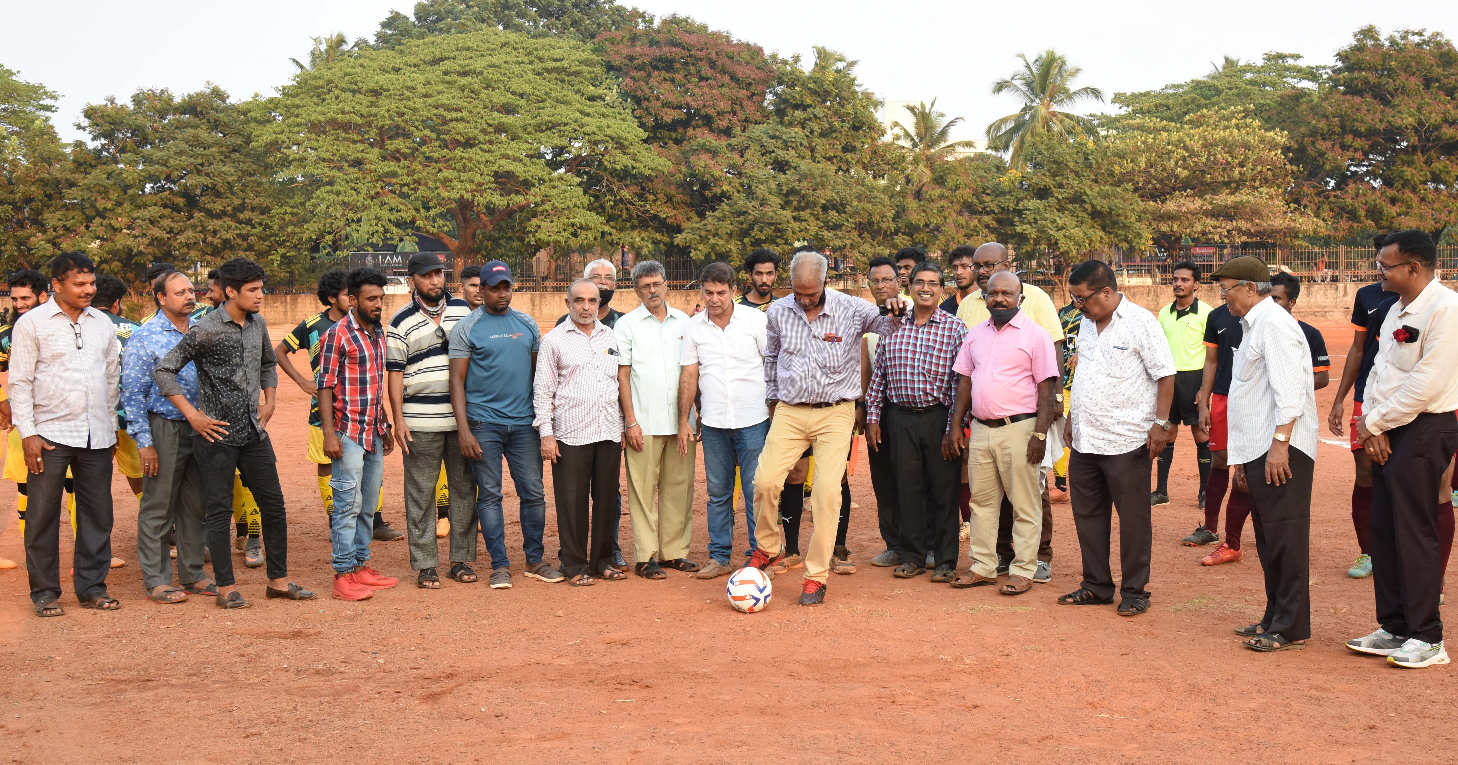 ದಿ.ಅಹ್ಮದ್ ಮಾಸ್ಟರ್-ಪಳ್ಳಿ ಜಯರಾಮ ಶೆಟ್ಟಿ ಸ್ಮಾರಕ ಫುಟ್ಬಾಲ್ ಪಂದ್ಯಾಟಕ್ಕೆ ಚಾಲನೆ