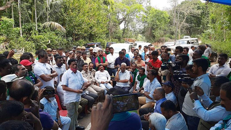 ಹುಲಿ ಸೆರೆಗೆ ಆಗ್ರಹಿಸಿ ಪೊನ್ನಂಪೇಟೆ ತಾಲೂಕು ಸಂಪೂರ್ಣ ಬಂದ್: ಪ್ರತಿಭಟನಾಕಾರರಿಗೆ ಬೆಂಬಲ ಸೂಚಿಸಿದ ಶಾಸಕರು