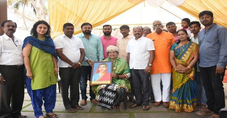 ಮೈಸೂರು: ಉದ್ಯಾನವನದಲ್ಲಿ ಮಹಿಳೆಗೆ ಹೆರಿಗೆ ಮಾಡಿಸಿದ ಶಿಕ್ಷಕಿಗೆ ಸನ್ಮಾನ