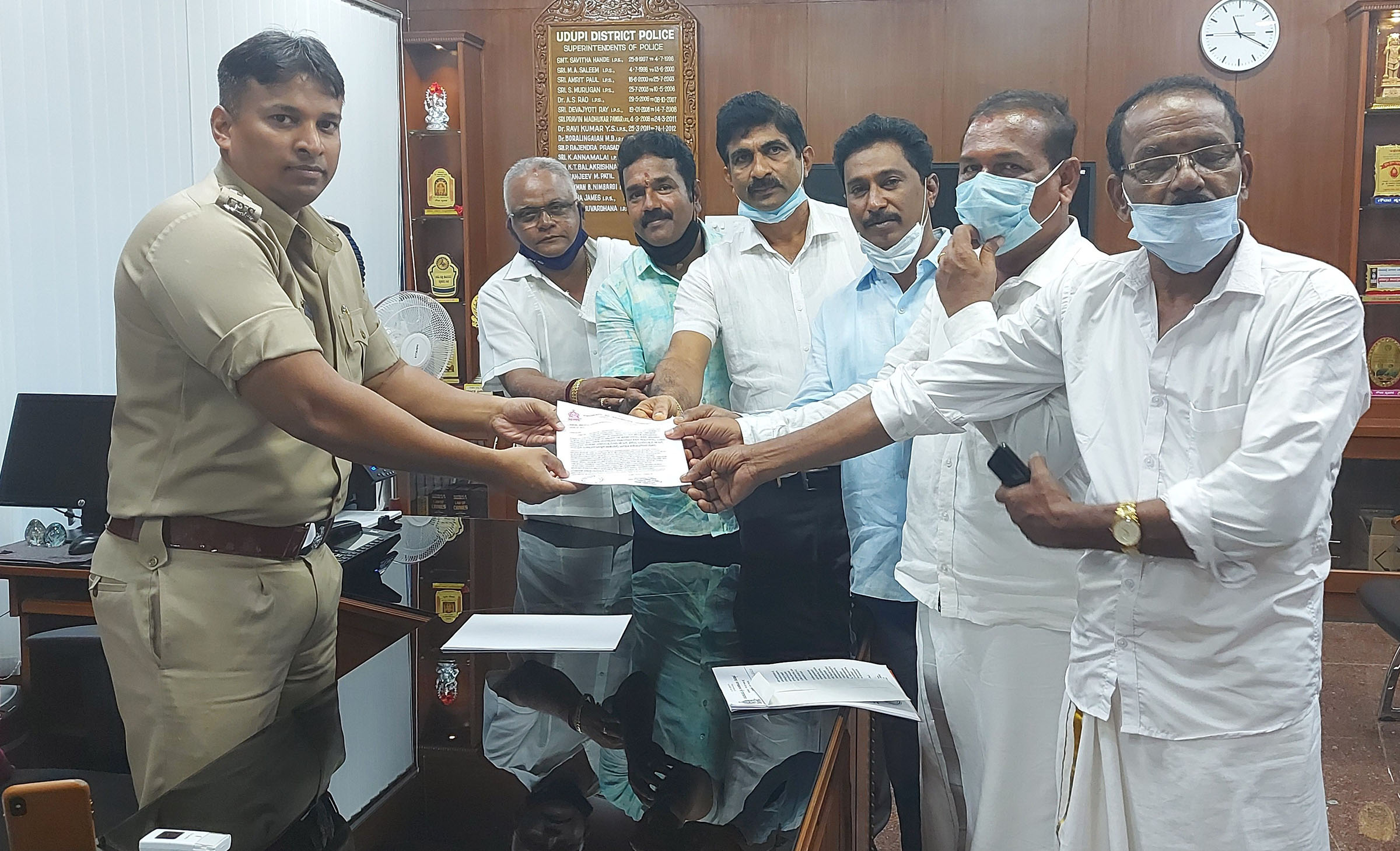 ಪೊಲೀಸ್ ವಿಚಾರಣೆ ಹೆಸರಿನಲ್ಲಿ ಅಮಾಯಕರಿಗೆ ತೊಂದರೆ ನೀಡದಂತೆ ಆಗ್ರಹಿಸಿ ಎಸ್ಪಿಗೆ ಮನವಿ