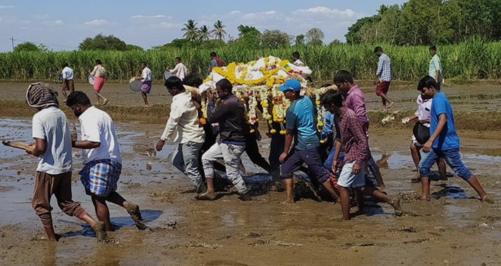 ಸಾರ್ವಜನಿಕ ರಸ್ತೆ ಒತ್ತುವರಿ: ಕೆಸರು ಗದ್ದೆಯಲ್ಲೇ ಶವ ಸಾಗಿಸಿದ ಗ್ರಾಮಸ್ಥರು