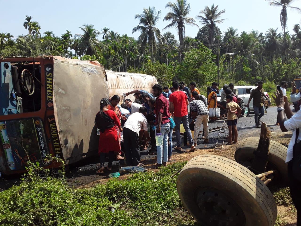 ಉಪ್ಪಿನಂಗಡಿ : ಮಗುಚಿ ಬಿದ್ದ ಟ್ಯಾಂಕರ್;  ಡೀಸೆಲ್ ಗಾಗಿ ನೂಕುನುಗ್ಗಲು