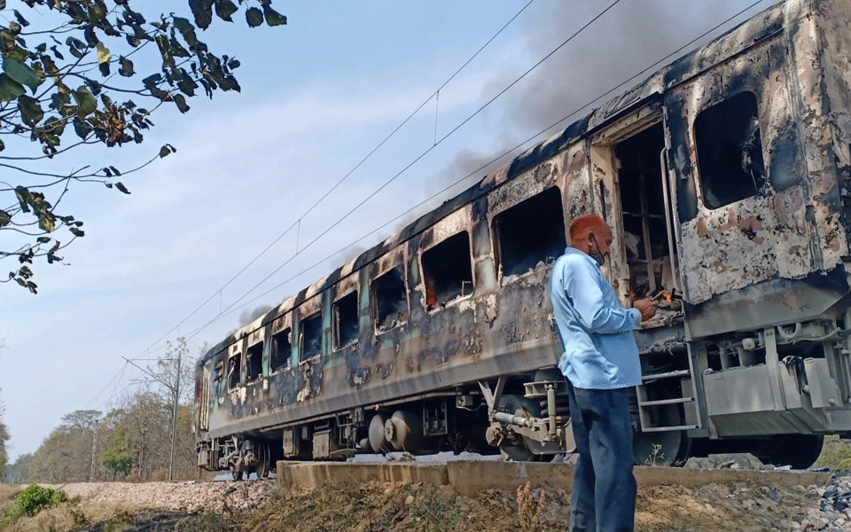 ಡೆಹ್ರಾಡೂನ್-ದಿಲ್ಲಿ ಶತಾಬ್ದಿ ಎಕ್ಸ್ ಪ್ರೆಸ್ ಬೋಗಿಯಲ್ಲಿ ಬೆಂಕಿ