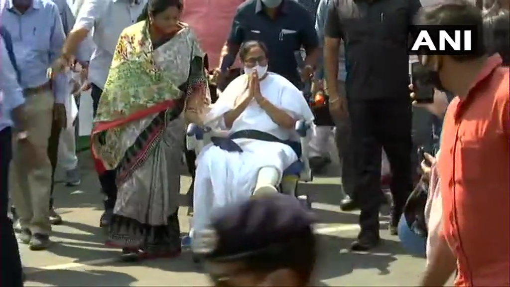 ವೀಲ್ ಚೇರ್ ನಲ್ಲಿ ರೋಡ್ ಶೋ ಆರಂಭಿಸಿದ ಮಮತಾ ಬ್ಯಾನರ್ಜಿ