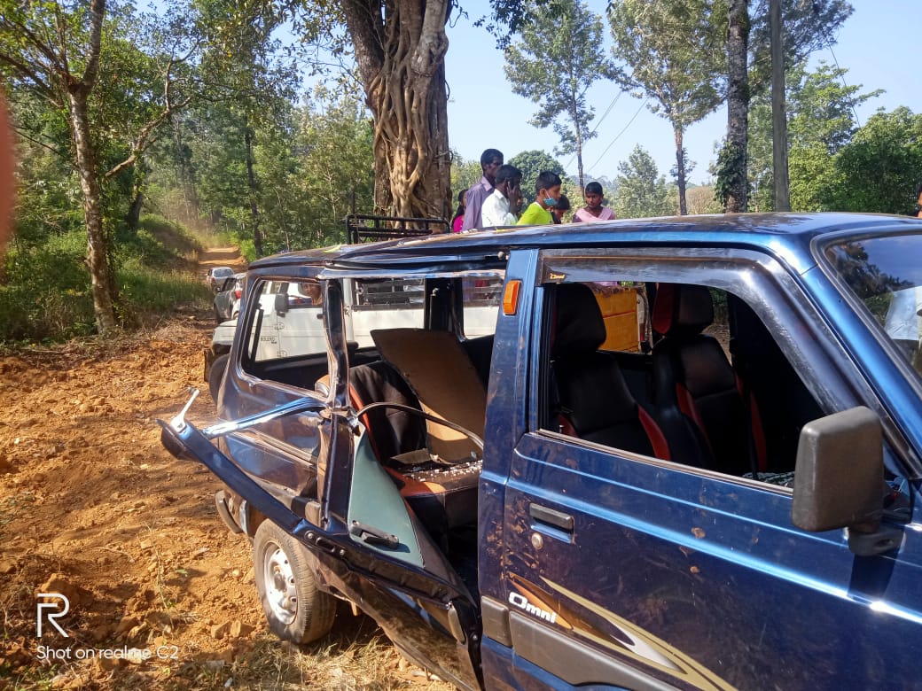 ವಿರಾಜಪೇಟೆ: ಓಮ್ನಿ ಮೇಲೆ ಕಾಡಾನೆ ದಾಳಿ; ಪ್ರಯಾಣಿಕರು ಅಪಾಯದಿಂದ ಪಾರು